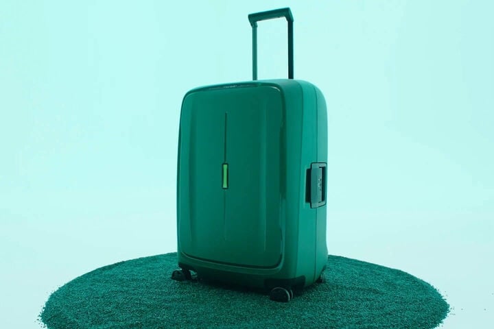 REALIZZATA CON MATERIALI RICICLATI