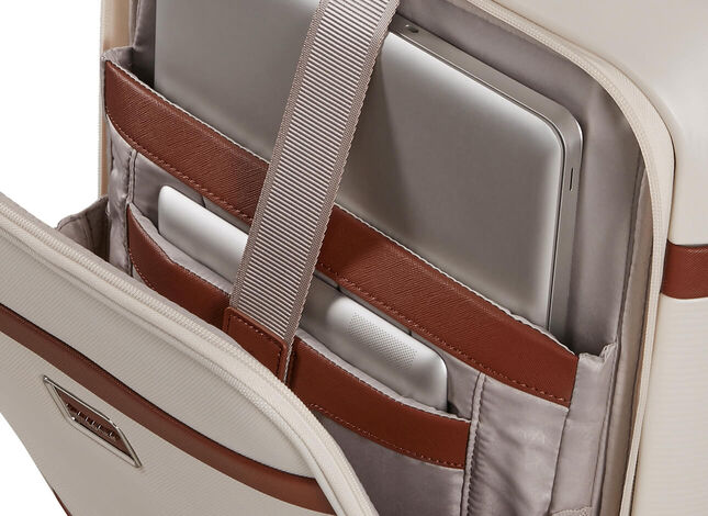 Tasca frontale con comparto per laptop