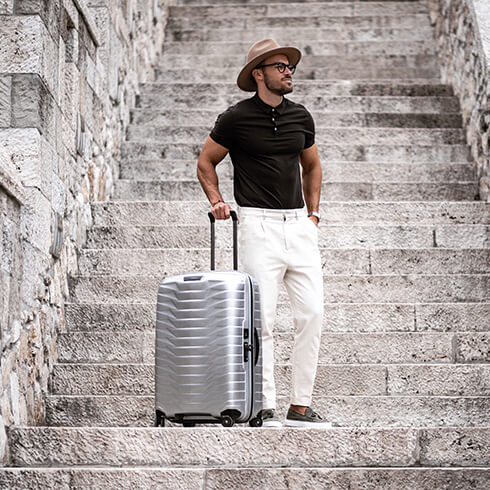 Forte come una roccia, leggera e protettiva come la pelle, elegante come te. Scopri Proxis, il tuo compagno di viaggio ideale.