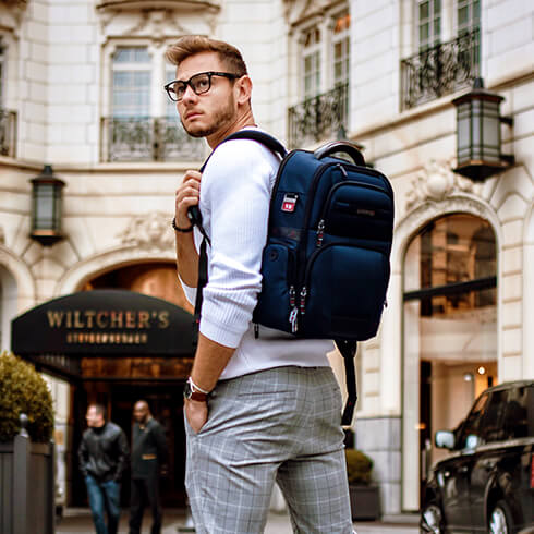 PRO-DLX5 - Una nuova generazione per la collezione best seller di Samsonite Business:
ridisegnata per soddisfare le esigenze dei business travellers, Pro-DLX5 è oggi
ancora più leggera e accessoriata, con un’organizzazione business premium.