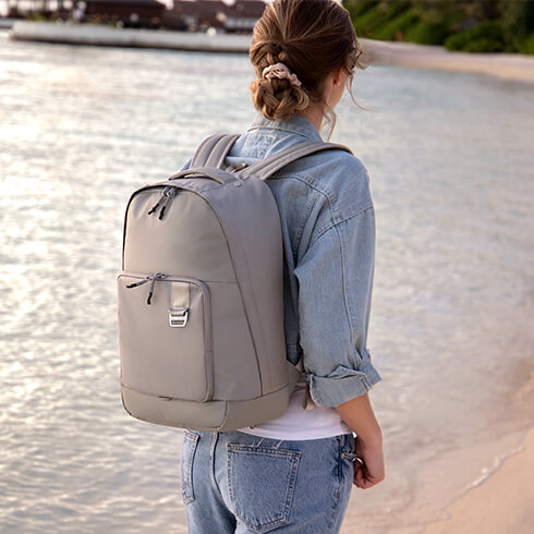 Scopri il mondo con la nostra collezione lifestyle urban Midtown: zaini e borsoni versatili per gestire il bagaglio secondo le proprie esigenze.