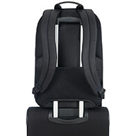 Protezione confortevole sul pannello posteriore e pratica Smart Sleeve per agganciare lo zaino al carrello di traino della valigia se stai viaggiando con altri bagagli.