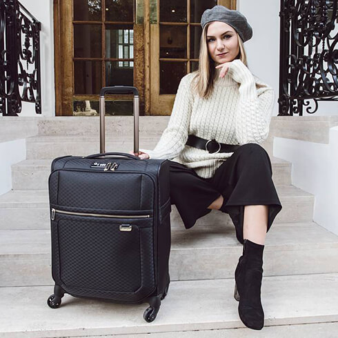 Editor @the.simone takes her Uplite in Black and Gold to the streets of London.