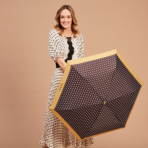 R Pattern Umbrella - Una linea caratterizzata da motivi trendy, con un tocco di colore.
