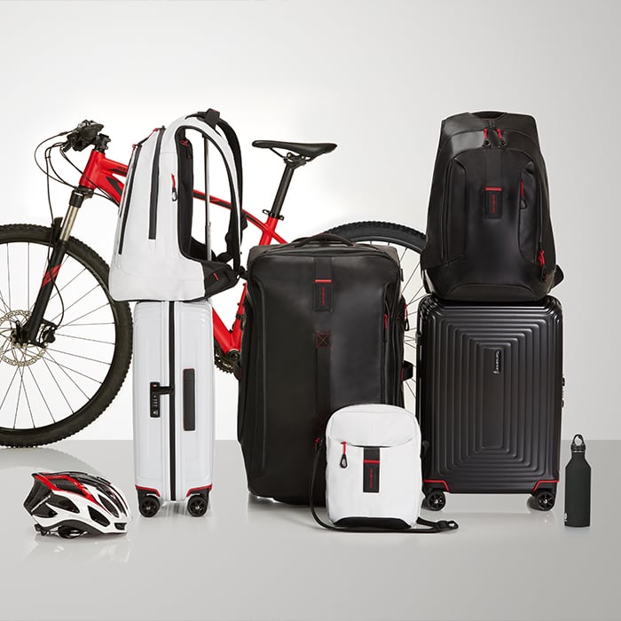 Matte look in black and white with red detailing matching Paradiver Light for a modern, sportive style.